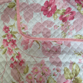 Красиве літнє укривало у квіти з лазерним вистьобом