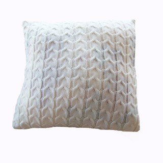 Стильна в'язана котонова наволочка молочного кольору.