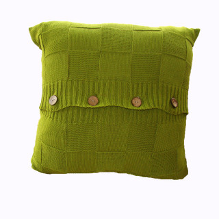 Стильна яскраво-зелена в'язана наволочка на ґудзиках