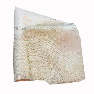 Білосніжна скатертина з французькими мереживами на розкладний стіл