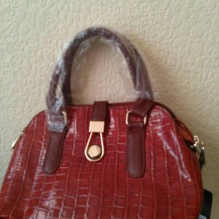 Сумка жіноча зі штучної лакової шкіри червона