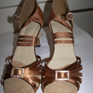 Туфлі для танців жіночі Латина з декоративними пряжками, метричний розмір 22,5 і 24,5-25,5 каблука 5-7 см.